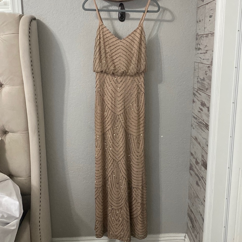 ADRIANNA PAPELL Women Size 6 Gown Scalloped pattern of sparkling beads cascade.